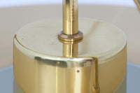 デンマークの照明ブランド、Fog & morup(フォグ&モーラップ)社によるペンダントライト「Hercules」。デザインは同社を代表するデザイナー、Jo Hammerborg(ヨー・ハーマボー)。直径41cmの存在感あるサイズに、上下を弧状に囲む真鍮製のアームが印象的な構造で、点灯時には下部のリングが光を受けて柔らかく浮かび上がります。外側はゴールドブラス、内側はホワイトで塗装されており、光の反射を美しく拡散させる仕様です。経年により一部にくすみや細かなキズが見られますが、全体としては美しい輝きを保っており、ビンテージならではの雰囲気を楽しめる一点です。E26口金のLED電球に対応し、現代の生活空間でも安心してご使用いただけます。北欧ミッドセンチュリーデザインの象徴的な一灯として、リビングやダイニングのアクセントにおすすめです。