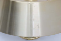 デンマークの照明ブランド、Fog & morup(フォグ&モーラップ)社によるペンダントライト「Hercules」。デザインは同社を代表するデザイナー、Jo Hammerborg(ヨー・ハーマボー)。直径41cmの存在感あるサイズに、上下を弧状に囲む真鍮製のアームが印象的な構造で、点灯時には下部のリングが光を受けて柔らかく浮かび上がります。外側はゴールドブラス、内側はホワイトで塗装されており、光の反射を美しく拡散させる仕様です。経年により一部にくすみや細かなキズが見られますが、全体としては美しい輝きを保っており、ビンテージならではの雰囲気を楽しめる一点です。E26口金のLED電球に対応し、現代の生活空間でも安心してご使用いただけます。北欧ミッドセンチュリーデザインの象徴的な一灯として、リビングやダイニングのアクセントにおすすめです。