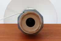 デンマーク・ボーンホルム島の名窯michael Andersen & Sonによるテーブルランプ。八角形のシャープなフォルムと、マットな質感の釉薬のコントラストが美しい一点です。落ち着いたブルーグレーのトーンがインテリアに静かなアクセントを添えてくれます。高さは約50cmとやや大きめで、程よい存在感があり、サイドボードやコンソールの上などにもおすすめです。シェードは新品のリネン製。