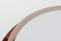 デンマークを代表する照明ブランドFog & morup(フォグ&モーラップ)社によるペンダントライト「Saturn」。デザインは同社のチーフデザイナーとして数多くの名作を生み出したJo Hammerborg(ヨー・ハーマボー)によるもの。名前の通り土星をイメージさせる円盤状のシルエットが特徴で、銅色のボディにマットブラックのバンドがアクセントとなっています。点灯時にはアクリル製のディフューザーを通して柔らかな光が広がり、上部から漏れる光が本体に陰影を与える美しい構造です。直径は34cmと空間を圧迫しないサイズ感で、ダイニングや書斎、ベッドサイドなど多用途にお使いいただけます。ボトムカバーのガラスは付属しておりませんのでご了承ください。ビンテージならではの小傷や使用感が見られますが、全体的に良好なコンディションで、モダンインテリアに映える存在感のある一灯です。