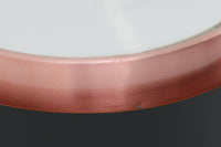 デンマークを代表する照明ブランドFog & morup(フォグ&モーラップ)社によるペンダントライト「Saturn」。デザインは同社のチーフデザイナーとして数多くの名作を生み出したJo Hammerborg(ヨー・ハーマボー)によるもの。名前の通り土星をイメージさせる円盤状のシルエットが特徴で、銅色のボディにマットブラックのバンドがアクセントとなっています。点灯時にはアクリル製のディフューザーを通して柔らかな光が広がり、上部から漏れる光が本体に陰影を与える美しい構造です。直径は34cmと空間を圧迫しないサイズ感で、ダイニングや書斎、ベッドサイドなど多用途にお使いいただけます。ボトムカバーのガラスは付属しておりませんのでご了承ください。ビンテージならではの小傷や使用感が見られますが、全体的に良好なコンディションで、モダンインテリアに映える存在感のある一灯です。