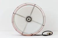 デンマークを代表する照明ブランドFog & morup(フォグ&モーラップ)社によるペンダントライト「Saturn」。デザインは同社のチーフデザイナーとして数多くの名作を生み出したJo Hammerborg(ヨー・ハーマボー)によるもの。名前の通り土星をイメージさせる円盤状のシルエットが特徴で、銅色のボディにマットブラックのバンドがアクセントとなっています。点灯時にはアクリル製のディフューザーを通して柔らかな光が広がり、上部から漏れる光が本体に陰影を与える美しい構造です。直径は34cmと空間を圧迫しないサイズ感で、ダイニングや書斎、ベッドサイドなど多用途にお使いいただけます。ボトムカバーのガラスは付属しておりませんのでご了承ください。ビンテージならではの小傷や使用感が見られますが、全体的に良好なコンディションで、モダンインテリアに映える存在感のある一灯です。