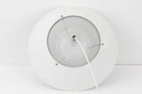 デンマークの照明メーカー**Nordisk Solar(ノルディック・ソーラー)**社で製造されたペンダントランプ“Safari(サファリ)”をご紹介します。このランプは、1970年代にデンマークのデザイナー**Christian Hvidt**によってデザインされ、1981年に世界的に権威ある「iFプロダクトデザイン賞」を受賞しています。 デザインの特徴として、上部にはパンチングメタル製のトップディフューザーが配置されており、内部には角度の異なる2層のリフレクターを備えています。これにより、光源が直接目に入らないグレアフリー構造となっており、柔らかな光が空間全体に穏やかに広がります。北欧らしい機能美と造形美を兼ね備えたこの照明は、ダイニングやリビングはもちろん、商業空間のアクセントとしても最適です。一部には Hvidt & molgaard の関与を示唆する情報も見受けられますが、Safariランプは公式なデザイン史料や専門的な文献では Christian Hvidt による単独デザインとして紹介されています。本体サイズは直径47cmで、存在感のあるサイズながらも上品な佇まいを持つ一品です。