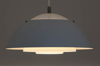 デンマークの照明メーカー**Nordisk Solar(ノルディック・ソーラー)**社で製造されたペンダントランプ“Safari(サファリ)”をご紹介します。このランプは、1970年代にデンマークのデザイナー**Christian Hvidt**によってデザインされ、1981年に世界的に権威ある「iFプロダクトデザイン賞」を受賞しています。 デザインの特徴として、上部にはパンチングメタル製のトップディフューザーが配置されており、内部には角度の異なる2層のリフレクターを備えています。これにより、光源が直接目に入らないグレアフリー構造となっており、柔らかな光が空間全体に穏やかに広がります。北欧らしい機能美と造形美を兼ね備えたこの照明は、ダイニングやリビングはもちろん、商業空間のアクセントとしても最適です。一部には Hvidt & molgaard の関与を示唆する情報も見受けられますが、Safariランプは公式なデザイン史料や専門的な文献では Christian Hvidt による単独デザインとして紹介されています。本体サイズは直径47cmで、存在感のあるサイズながらも上品な佇まいを持つ一品です。