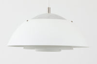 デンマークの照明メーカー**Nordisk Solar(ノルディック・ソーラー)**社で製造されたペンダントランプ“Safari(サファリ)”をご紹介します。このランプは、1970年代にデンマークのデザイナー**Christian Hvidt**によってデザインされ、1981年に世界的に権威ある「iFプロダクトデザイン賞」を受賞しています。 デザインの特徴として、上部にはパンチングメタル製のトップディフューザーが配置されており、内部には角度の異なる2層のリフレクターを備えています。これにより、光源が直接目に入らないグレアフリー構造となっており、柔らかな光が空間全体に穏やかに広がります。北欧らしい機能美と造形美を兼ね備えたこの照明は、ダイニングやリビングはもちろん、商業空間のアクセントとしても最適です。一部には Hvidt & molgaard の関与を示唆する情報も見受けられますが、Safariランプは公式なデザイン史料や専門的な文献では Christian Hvidt による単独デザインとして紹介されています。本体サイズは直径47cmで、存在感のあるサイズながらも上品な佇まいを持つ一品です。