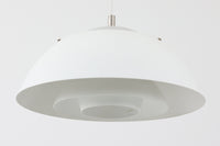 デンマークの照明メーカー**Nordisk Solar(ノルディック・ソーラー)**社で製造されたペンダントランプ“Safari(サファリ)”をご紹介します。このランプは、1970年代にデンマークのデザイナー**Christian Hvidt**によってデザインされ、1981年に世界的に権威ある「iFプロダクトデザイン賞」を受賞しています。 デザインの特徴として、上部にはパンチングメタル製のトップディフューザーが配置されており、内部には角度の異なる2層のリフレクターを備えています。これにより、光源が直接目に入らないグレアフリー構造となっており、柔らかな光が空間全体に穏やかに広がります。北欧らしい機能美と造形美を兼ね備えたこの照明は、ダイニングやリビングはもちろん、商業空間のアクセントとしても最適です。一部には Hvidt & molgaard の関与を示唆する情報も見受けられますが、Safariランプは公式なデザイン史料や専門的な文献では Christian Hvidt による単独デザインとして紹介されています。本体サイズは直径47cmで、存在感のあるサイズながらも上品な佇まいを持つ一品です。