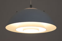 デンマークの照明メーカー**Nordisk Solar(ノルディック・ソーラー)**社で製造されたペンダントランプ“Safari(サファリ)”をご紹介します。このランプは、1970年代にデンマークのデザイナー**Christian Hvidt**によってデザインされ、1981年に世界的に権威ある「iFプロダクトデザイン賞」を受賞しています。 デザインの特徴として、上部にはパンチングメタル製のトップディフューザーが配置されており、内部には角度の異なる2層のリフレクターを備えています。これにより、光源が直接目に入らないグレアフリー構造となっており、柔らかな光が空間全体に穏やかに広がります。北欧らしい機能美と造形美を兼ね備えたこの照明は、ダイニングやリビングはもちろん、商業空間のアクセントとしても最適です。一部には Hvidt & molgaard の関与を示唆する情報も見受けられますが、Safariランプは公式なデザイン史料や専門的な文献では Christian Hvidt による単独デザインとして紹介されています。本体サイズは直径47cmで、存在感のあるサイズながらも上品な佇まいを持つ一品です。