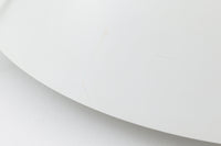 デンマークの照明メーカー**Nordisk Solar(ノルディック・ソーラー)**社で製造されたペンダントランプ“Safari(サファリ)”をご紹介します。このランプは、1970年代にデンマークのデザイナー**Christian Hvidt**によってデザインされ、1981年に世界的に権威ある「iFプロダクトデザイン賞」を受賞しています。 デザインの特徴として、上部にはパンチングメタル製のトップディフューザーが配置されており、内部には角度の異なる2層のリフレクターを備えています。これにより、光源が直接目に入らないグレアフリー構造となっており、柔らかな光が空間全体に穏やかに広がります。北欧らしい機能美と造形美を兼ね備えたこの照明は、ダイニングやリビングはもちろん、商業空間のアクセントとしても最適です。一部には Hvidt & molgaard の関与を示唆する情報も見受けられますが、Safariランプは公式なデザイン史料や専門的な文献では Christian Hvidt による単独デザインとして紹介されています。本体サイズは直径47cmで、存在感のあるサイズながらも上品な佇まいを持つ一品です。