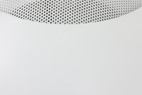 デンマークの照明メーカー**Nordisk Solar(ノルディック・ソーラー)**社で製造されたペンダントランプ“Safari(サファリ)”をご紹介します。このランプは、1970年代にデンマークのデザイナー**Christian Hvidt**によってデザインされ、1981年に世界的に権威ある「iFプロダクトデザイン賞」を受賞しています。 デザインの特徴として、上部にはパンチングメタル製のトップディフューザーが配置されており、内部には角度の異なる2層のリフレクターを備えています。これにより、光源が直接目に入らないグレアフリー構造となっており、柔らかな光が空間全体に穏やかに広がります。北欧らしい機能美と造形美を兼ね備えたこの照明は、ダイニングやリビングはもちろん、商業空間のアクセントとしても最適です。一部には Hvidt & molgaard の関与を示唆する情報も見受けられますが、Safariランプは公式なデザイン史料や専門的な文献では Christian Hvidt による単独デザインとして紹介されています。本体サイズは直径47cmで、存在感のあるサイズながらも上品な佇まいを持つ一品です。