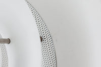 デンマークの照明メーカー**Nordisk Solar(ノルディック・ソーラー)**社で製造されたペンダントランプ“Safari(サファリ)”をご紹介します。このランプは、1970年代にデンマークのデザイナー**Christian Hvidt**によってデザインされ、1981年に世界的に権威ある「iFプロダクトデザイン賞」を受賞しています。 デザインの特徴として、上部にはパンチングメタル製のトップディフューザーが配置されており、内部には角度の異なる2層のリフレクターを備えています。これにより、光源が直接目に入らないグレアフリー構造となっており、柔らかな光が空間全体に穏やかに広がります。北欧らしい機能美と造形美を兼ね備えたこの照明は、ダイニングやリビングはもちろん、商業空間のアクセントとしても最適です。一部には Hvidt & molgaard の関与を示唆する情報も見受けられますが、Safariランプは公式なデザイン史料や専門的な文献では Christian Hvidt による単独デザインとして紹介されています。本体サイズは直径47cmで、存在感のあるサイズながらも上品な佇まいを持つ一品です。