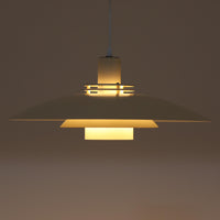 LYFA製のペンダントライト「Type 4174」は、円を重ねたシェード構造によって眩しさを抑えつつ、柔らかな光を広げる設計が特徴です。アルミとプラスチックの異素材を組み合わせた軽やかなデザインは、空間にモダンな印象を与えながらも、北欧ビンテージらしい温かみも感じさせます。経年によるわずかな擦れやくすみはございますが使用感も少なく綺麗な状態です。