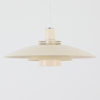 LYFA製のペンダントライト「Type 4174」は、円を重ねたシェード構造によって眩しさを抑えつつ、柔らかな光を広げる設計が特徴です。アルミとプラスチックの異素材を組み合わせた軽やかなデザインは、空間にモダンな印象を与えながらも、北欧ビンテージらしい温かみも感じさせます。経年によるわずかな擦れやくすみはございますが使用感も少なく綺麗な状態です。