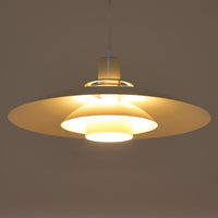 LYFA製のペンダントライト「Type 4174」は、円を重ねたシェード構造によって眩しさを抑えつつ、柔らかな光を広げる設計が特徴です。アルミとプラスチックの異素材を組み合わせた軽やかなデザインは、空間にモダンな印象を与えながらも、北欧ビンテージらしい温かみも感じさせます。経年によるわずかな擦れやくすみはございますが使用感も少なく綺麗な状態です。