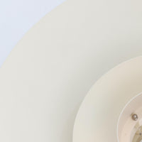 LYFA製のペンダントライト「Type 4174」は、円を重ねたシェード構造によって眩しさを抑えつつ、柔らかな光を広げる設計が特徴です。アルミとプラスチックの異素材を組み合わせた軽やかなデザインは、空間にモダンな印象を与えながらも、北欧ビンテージらしい温かみも感じさせます。経年によるわずかな擦れやくすみはございますが使用感も少なく綺麗な状態です。