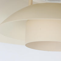 LYFA製のペンダントライト「Type 4174」は、円を重ねたシェード構造によって眩しさを抑えつつ、柔らかな光を広げる設計が特徴です。アルミとプラスチックの異素材を組み合わせた軽やかなデザインは、空間にモダンな印象を与えながらも、北欧ビンテージらしい温かみも感じさせます。経年によるわずかな擦れやくすみはございますが使用感も少なく綺麗な状態です。