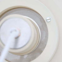 LYFA製のペンダントライト「Type 4174」は、円を重ねたシェード構造によって眩しさを抑えつつ、柔らかな光を広げる設計が特徴です。アルミとプラスチックの異素材を組み合わせた軽やかなデザインは、空間にモダンな印象を与えながらも、北欧ビンテージらしい温かみも感じさせます。経年によるわずかな擦れやくすみはございますが使用感も少なく綺麗な状態です。