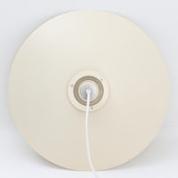 LYFA製のペンダントライト「Type 4174」は、円を重ねたシェード構造によって眩しさを抑えつつ、柔らかな光を広げる設計が特徴です。アルミとプラスチックの異素材を組み合わせた軽やかなデザインは、空間にモダンな印象を与えながらも、北欧ビンテージらしい温かみも感じさせます。経年によるわずかな擦れやくすみはございますが使用感も少なく綺麗な状態です。