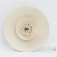 LYFA製のペンダントライト「Type 4174」は、円を重ねたシェード構造によって眩しさを抑えつつ、柔らかな光を広げる設計が特徴です。アルミとプラスチックの異素材を組み合わせた軽やかなデザインは、空間にモダンな印象を与えながらも、北欧ビンテージらしい温かみも感じさせます。経年によるわずかな擦れやくすみはございますが使用感も少なく綺麗な状態です。