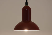 デンマークの老舗照明ブランドLYFA社による、Type 4784のビンテージペンダントライトです。丸みを帯びたチューブ状のトップから柔らかく広がるシェードへと続く滑らかなフォルムが特徴で、小ぶりながらも印象的な存在感を放ちます。直径14cmのコンパクトなサイズ感は、ダイニングやキッチンカウンター、玄関やトイレなどの小空間にも適しており、複数灯を並べても美しくまとまります。赤色の本体と、白く塗装された内側のコントラストが光を柔らかく反射させ、空間に温かみのある灯りをもたらします。シンプルでありながら北欧デザインらしい機能美が感じられる一品で、現行では手に入らない希少なビンテージアイテムとしておすすめです。