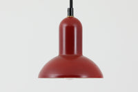 デンマークの老舗照明ブランドLYFA社による、Type 4784のビンテージペンダントライトです。丸みを帯びたチューブ状のトップから柔らかく広がるシェードへと続く滑らかなフォルムが特徴で、小ぶりながらも印象的な存在感を放ちます。直径14cmのコンパクトなサイズ感は、ダイニングやキッチンカウンター、玄関やトイレなどの小空間にも適しており、複数灯を並べても美しくまとまります。赤色の本体と、白く塗装された内側のコントラストが光を柔らかく反射させ、空間に温かみのある灯りをもたらします。シンプルでありながら北欧デザインらしい機能美が感じられる一品で、現行では手に入らない希少なビンテージアイテムとしておすすめです。