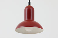 デンマークの老舗照明ブランドLYFA社による、Type 4784のビンテージペンダントライトです。丸みを帯びたチューブ状のトップから柔らかく広がるシェードへと続く滑らかなフォルムが特徴で、小ぶりながらも印象的な存在感を放ちます。直径14cmのコンパクトなサイズ感は、ダイニングやキッチンカウンター、玄関やトイレなどの小空間にも適しており、複数灯を並べても美しくまとまります。赤色の本体と、白く塗装された内側のコントラストが光を柔らかく反射させ、空間に温かみのある灯りをもたらします。シンプルでありながら北欧デザインらしい機能美が感じられる一品で、現行では手に入らない希少なビンテージアイテムとしておすすめです。