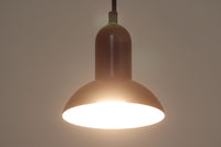 デンマークの老舗照明ブランドLYFA社による、Type 4784のビンテージペンダントライトです。丸みを帯びたチューブ状のトップから柔らかく広がるシェードへと続く滑らかなフォルムが特徴で、小ぶりながらも印象的な存在感を放ちます。直径14cmのコンパクトなサイズ感は、ダイニングやキッチンカウンター、玄関やトイレなどの小空間にも適しており、複数灯を並べても美しくまとまります。赤色の本体と、白く塗装された内側のコントラストが光を柔らかく反射させ、空間に温かみのある灯りをもたらします。シンプルでありながら北欧デザインらしい機能美が感じられる一品で、現行では手に入らない希少なビンテージアイテムとしておすすめです。