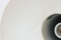 デンマークの老舗照明ブランドLYFA社による、Type 4784のビンテージペンダントライトです。丸みを帯びたチューブ状のトップから柔らかく広がるシェードへと続く滑らかなフォルムが特徴で、小ぶりながらも印象的な存在感を放ちます。直径14cmのコンパクトなサイズ感は、ダイニングやキッチンカウンター、玄関やトイレなどの小空間にも適しており、複数灯を並べても美しくまとまります。赤色の本体と、白く塗装された内側のコントラストが光を柔らかく反射させ、空間に温かみのある灯りをもたらします。シンプルでありながら北欧デザインらしい機能美が感じられる一品で、現行では手に入らない希少なビンテージアイテムとしておすすめです。