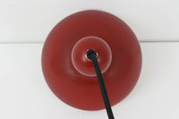 デンマークの老舗照明ブランドLYFA社による、Type 4784のビンテージペンダントライトです。丸みを帯びたチューブ状のトップから柔らかく広がるシェードへと続く滑らかなフォルムが特徴で、小ぶりながらも印象的な存在感を放ちます。直径14cmのコンパクトなサイズ感は、ダイニングやキッチンカウンター、玄関やトイレなどの小空間にも適しており、複数灯を並べても美しくまとまります。赤色の本体と、白く塗装された内側のコントラストが光を柔らかく反射させ、空間に温かみのある灯りをもたらします。シンプルでありながら北欧デザインらしい機能美が感じられる一品で、現行では手に入らない希少なビンテージアイテムとしておすすめです。