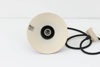 デンマークの老舗照明ブランドLYFA社による、Type 4784のビンテージペンダントライトです。丸みを帯びたチューブ状のトップから柔らかく広がるシェードへと続く滑らかなフォルムが特徴で、小ぶりながらも印象的な存在感を放ちます。直径14cmのコンパクトなサイズ感は、ダイニングやキッチンカウンター、玄関やトイレなどの小空間にも適しており、複数灯を並べても美しくまとまります。赤色の本体と、白く塗装された内側のコントラストが光を柔らかく反射させ、空間に温かみのある灯りをもたらします。シンプルでありながら北欧デザインらしい機能美が感じられる一品で、現行では手に入らない希少なビンテージアイテムとしておすすめです。