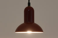 デンマークの老舗照明ブランドLYFA社による、Type 4784のビンテージペンダントライトです。丸みを帯びたチューブ状のトップから柔らかく広がるシェードへと続く滑らかなフォルムが特徴で、小ぶりながらも印象的な存在感を放ちます。直径14cmのコンパクトなサイズ感は、ダイニングやキッチンカウンター、玄関やトイレなどの小空間にも適しており、複数灯を並べても美しくまとまります。赤色の本体と、白く塗装された内側のコントラストが光を柔らかく反射させ、空間に温かみのある灯りをもたらします。シンプルでありながら北欧デザインらしい機能美が感じられる一品で、現行では手に入らない希少なビンテージアイテムとしておすすめです。