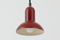 デンマークの老舗照明ブランドLYFA社による、Type 4784のビンテージペンダントライトです。丸みを帯びたチューブ状のトップから柔らかく広がるシェードへと続く滑らかなフォルムが特徴で、小ぶりながらも印象的な存在感を放ちます。直径14cmのコンパクトなサイズ感は、ダイニングやキッチンカウンター、玄関やトイレなどの小空間にも適しており、複数灯を並べても美しくまとまります。赤色の本体と、白く塗装された内側のコントラストが光を柔らかく反射させ、空間に温かみのある灯りをもたらします。シンプルでありながら北欧デザインらしい機能美が感じられる一品で、現行では手に入らない希少なビンテージアイテムとしておすすめです。