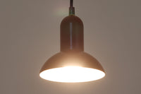 デンマークの老舗照明ブランドLYFA社による、Type 4784のビンテージペンダントライトです。丸みを帯びたチューブ状のトップから柔らかく広がるシェードへと続く滑らかなフォルムが特徴で、小ぶりながらも印象的な存在感を放ちます。直径14cmのコンパクトなサイズ感は、ダイニングやキッチンカウンター、玄関やトイレなどの小空間にも適しており、複数灯を並べても美しくまとまります。赤色の本体と、白く塗装された内側のコントラストが光を柔らかく反射させ、空間に温かみのある灯りをもたらします。シンプルでありながら北欧デザインらしい機能美が感じられる一品で、現行では手に入らない希少なビンテージアイテムとしておすすめです。