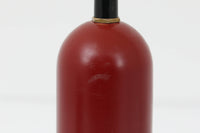 デンマークの老舗照明ブランドLYFA社による、Type 4784のビンテージペンダントライトです。丸みを帯びたチューブ状のトップから柔らかく広がるシェードへと続く滑らかなフォルムが特徴で、小ぶりながらも印象的な存在感を放ちます。直径14cmのコンパクトなサイズ感は、ダイニングやキッチンカウンター、玄関やトイレなどの小空間にも適しており、複数灯を並べても美しくまとまります。赤色の本体と、白く塗装された内側のコントラストが光を柔らかく反射させ、空間に温かみのある灯りをもたらします。シンプルでありながら北欧デザインらしい機能美が感じられる一品で、現行では手に入らない希少なビンテージアイテムとしておすすめです。