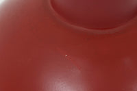 デンマークの老舗照明ブランドLYFA社による、Type 4784のビンテージペンダントライトです。丸みを帯びたチューブ状のトップから柔らかく広がるシェードへと続く滑らかなフォルムが特徴で、小ぶりながらも印象的な存在感を放ちます。直径14cmのコンパクトなサイズ感は、ダイニングやキッチンカウンター、玄関やトイレなどの小空間にも適しており、複数灯を並べても美しくまとまります。赤色の本体と、白く塗装された内側のコントラストが光を柔らかく反射させ、空間に温かみのある灯りをもたらします。シンプルでありながら北欧デザインらしい機能美が感じられる一品で、現行では手に入らない希少なビンテージアイテムとしておすすめです。