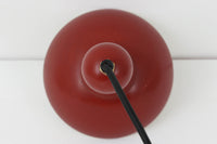 デンマークの老舗照明ブランドLYFA社による、Type 4784のビンテージペンダントライトです。丸みを帯びたチューブ状のトップから柔らかく広がるシェードへと続く滑らかなフォルムが特徴で、小ぶりながらも印象的な存在感を放ちます。直径14cmのコンパクトなサイズ感は、ダイニングやキッチンカウンター、玄関やトイレなどの小空間にも適しており、複数灯を並べても美しくまとまります。赤色の本体と、白く塗装された内側のコントラストが光を柔らかく反射させ、空間に温かみのある灯りをもたらします。シンプルでありながら北欧デザインらしい機能美が感じられる一品で、現行では手に入らない希少なビンテージアイテムとしておすすめです。