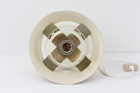 デンマークの老舗照明メーカーLYFA社より、Birger Schmidtデザインのビンテージペンダントライトです。キャメルとホワイトのコントラストが美しく、洗練されたシンプルさの中にも温かみのあるデザインが特徴です。メタル製シェードは2層構造になっており、柔らかく穏やかな光が上下に広がり、空間を優しく照らします。点灯時には、内側のホワイトシェードが温かな光を演出し、北欧ならではの心地よさを感じさせてくれます。サイズは直径24cm、高さ16cmとコンパクトで、リビングやダイニング、ベッドルームなど幅広いシーンでお使いいただけます。ヴィンテージならではの趣あるデザインと確かな品質が魅力の逸品です。