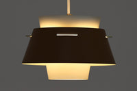 デンマークの老舗照明メーカーLYFA社より、Birger Schmidtデザインのビンテージペンダントライトです。キャメルとホワイトのコントラストが美しく、洗練されたシンプルさの中にも温かみのあるデザインが特徴です。メタル製シェードは2層構造になっており、柔らかく穏やかな光が上下に広がり、空間を優しく照らします。点灯時には、内側のホワイトシェードが温かな光を演出し、北欧ならではの心地よさを感じさせてくれます。サイズは直径24cm、高さ16cmとコンパクトで、リビングやダイニング、ベッドルームなど幅広いシーンでお使いいただけます。ヴィンテージならではの趣あるデザインと確かな品質が魅力の逸品です。