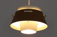 デンマークの老舗照明メーカーLYFA社より、Birger Schmidtデザインのビンテージペンダントライトです。キャメルとホワイトのコントラストが美しく、洗練されたシンプルさの中にも温かみのあるデザインが特徴です。メタル製シェードは2層構造になっており、柔らかく穏やかな光が上下に広がり、空間を優しく照らします。点灯時には、内側のホワイトシェードが温かな光を演出し、北欧ならではの心地よさを感じさせてくれます。サイズは直径24cm、高さ16cmとコンパクトで、リビングやダイニング、ベッドルームなど幅広いシーンでお使いいただけます。ヴィンテージならではの趣あるデザインと確かな品質が魅力の逸品です。