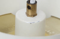 デンマークの老舗照明メーカーLYFA社より、Birger Schmidtデザインのビンテージペンダントライトです。キャメルとホワイトのコントラストが美しく、洗練されたシンプルさの中にも温かみのあるデザインが特徴です。メタル製シェードは2層構造になっており、柔らかく穏やかな光が上下に広がり、空間を優しく照らします。点灯時には、内側のホワイトシェードが温かな光を演出し、北欧ならではの心地よさを感じさせてくれます。サイズは直径24cm、高さ16cmとコンパクトで、リビングやダイニング、ベッドルームなど幅広いシーンでお使いいただけます。ヴィンテージならではの趣あるデザインと確かな品質が魅力の逸品です。