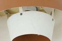 デンマークの老舗照明メーカーLYFA社より、Birger Schmidtデザインのビンテージペンダントライトです。キャメルとホワイトのコントラストが美しく、洗練されたシンプルさの中にも温かみのあるデザインが特徴です。メタル製シェードは2層構造になっており、柔らかく穏やかな光が上下に広がり、空間を優しく照らします。点灯時には、内側のホワイトシェードが温かな光を演出し、北欧ならではの心地よさを感じさせてくれます。サイズは直径24cm、高さ16cmとコンパクトで、リビングやダイニング、ベッドルームなど幅広いシーンでお使いいただけます。ヴィンテージならではの趣あるデザインと確かな品質が魅力の逸品です。