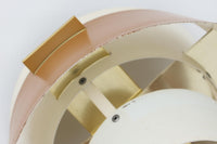 デンマークの老舗照明メーカーLYFA社より、Birger Schmidtデザインのビンテージペンダントライトです。キャメルとホワイトのコントラストが美しく、洗練されたシンプルさの中にも温かみのあるデザインが特徴です。メタル製シェードは2層構造になっており、柔らかく穏やかな光が上下に広がり、空間を優しく照らします。点灯時には、内側のホワイトシェードが温かな光を演出し、北欧ならではの心地よさを感じさせてくれます。サイズは直径24cm、高さ16cmとコンパクトで、リビングやダイニング、ベッドルームなど幅広いシーンでお使いいただけます。ヴィンテージならではの趣あるデザインと確かな品質が魅力の逸品です。