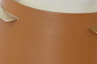 デンマークの老舗照明メーカーLYFA社より、Birger Schmidtデザインのビンテージペンダントライトです。キャメルとホワイトのコントラストが美しく、洗練されたシンプルさの中にも温かみのあるデザインが特徴です。メタル製シェードは2層構造になっており、柔らかく穏やかな光が上下に広がり、空間を優しく照らします。点灯時には、内側のホワイトシェードが温かな光を演出し、北欧ならではの心地よさを感じさせてくれます。サイズは直径24cm、高さ16cmとコンパクトで、リビングやダイニング、ベッドルームなど幅広いシーンでお使いいただけます。ヴィンテージならではの趣あるデザインと確かな品質が魅力の逸品です。