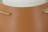 デンマークの老舗照明メーカーLYFA社より、Birger Schmidtデザインのビンテージペンダントライトです。キャメルとホワイトのコントラストが美しく、洗練されたシンプルさの中にも温かみのあるデザインが特徴です。メタル製シェードは2層構造になっており、柔らかく穏やかな光が上下に広がり、空間を優しく照らします。点灯時には、内側のホワイトシェードが温かな光を演出し、北欧ならではの心地よさを感じさせてくれます。サイズは直径24cm、高さ16cmとコンパクトで、リビングやダイニング、ベッドルームなど幅広いシーンでお使いいただけます。ヴィンテージならではの趣あるデザインと確かな品質が魅力の逸品です。