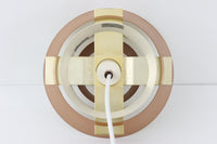 デンマークの老舗照明メーカーLYFA社より、Birger Schmidtデザインのビンテージペンダントライトです。キャメルとホワイトのコントラストが美しく、洗練されたシンプルさの中にも温かみのあるデザインが特徴です。メタル製シェードは2層構造になっており、柔らかく穏やかな光が上下に広がり、空間を優しく照らします。点灯時には、内側のホワイトシェードが温かな光を演出し、北欧ならではの心地よさを感じさせてくれます。サイズは直径24cm、高さ16cmとコンパクトで、リビングやダイニング、ベッドルームなど幅広いシーンでお使いいただけます。ヴィンテージならではの趣あるデザインと確かな品質が魅力の逸品です。