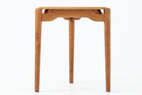 三角形の天板と3本の丸脚が特徴的なデンマーク製ビンテージサイドテーブルです。天板には美しい木目のチーク材を使用し、脚部には滑らかな質感のオーク材を採用。ユニークなフォルムながらもシンプルな佇まいで、空間に軽やかなアクセントを加えてくれます。花台としても活躍し、小さなスペースにも置きやすいサイズ感も魅力です。北欧デザインらしい丁寧な造りと温かみのある素材感をお楽しみいただけます。