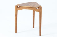 三角形の天板と3本の丸脚が特徴的なデンマーク製ビンテージサイドテーブルです。天板には美しい木目のチーク材を使用し、脚部には滑らかな質感のオーク材を採用。ユニークなフォルムながらもシンプルな佇まいで、空間に軽やかなアクセントを加えてくれます。花台としても活躍し、小さなスペースにも置きやすいサイズ感も魅力です。北欧デザインらしい丁寧な造りと温かみのある素材感をお楽しみいただけます。