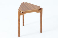 三角形の天板と3本の丸脚が特徴的なデンマーク製ビンテージサイドテーブルです。天板には美しい木目のチーク材を使用し、脚部には滑らかな質感のオーク材を採用。ユニークなフォルムながらもシンプルな佇まいで、空間に軽やかなアクセントを加えてくれます。花台としても活躍し、小さなスペースにも置きやすいサイズ感も魅力です。北欧デザインらしい丁寧な造りと温かみのある素材感をお楽しみいただけます。