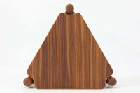 三角形の天板と3本の丸脚が特徴的なデンマーク製ビンテージサイドテーブルです。天板には美しい木目のチーク材を使用し、脚部には滑らかな質感のオーク材を採用。ユニークなフォルムながらもシンプルな佇まいで、空間に軽やかなアクセントを加えてくれます。花台としても活躍し、小さなスペースにも置きやすいサイズ感も魅力です。北欧デザインらしい丁寧な造りと温かみのある素材感をお楽しみいただけます。