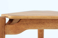 三角形の天板と3本の丸脚が特徴的なデンマーク製ビンテージサイドテーブルです。天板には美しい木目のチーク材を使用し、脚部には滑らかな質感のオーク材を採用。ユニークなフォルムながらもシンプルな佇まいで、空間に軽やかなアクセントを加えてくれます。花台としても活躍し、小さなスペースにも置きやすいサイズ感も魅力です。北欧デザインらしい丁寧な造りと温かみのある素材感をお楽しみいただけます。