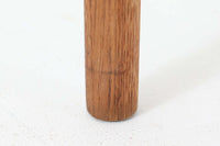 三角形の天板と3本の丸脚が特徴的なデンマーク製ビンテージサイドテーブルです。天板には美しい木目のチーク材を使用し、脚部には滑らかな質感のオーク材を採用。ユニークなフォルムながらもシンプルな佇まいで、空間に軽やかなアクセントを加えてくれます。花台としても活躍し、小さなスペースにも置きやすいサイズ感も魅力です。北欧デザインらしい丁寧な造りと温かみのある素材感をお楽しみいただけます。